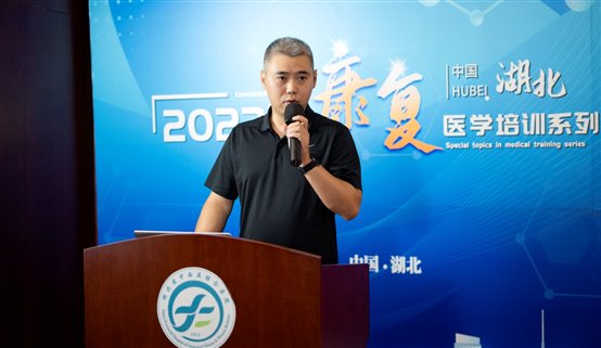 男人在舞臺上彈吉他

低可信度描述已自動生成